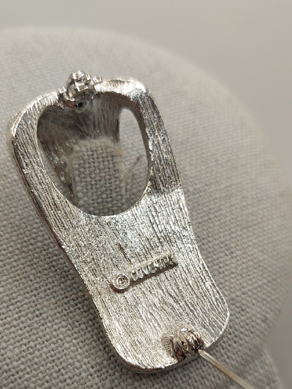 Sarah Coventry Vintage 1973 Hammered Silvertone Glasses Holder Heart Brooch Pin - Picture 8 of 13